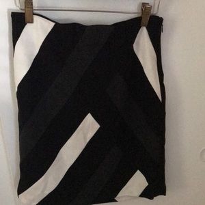 Patterned skirt. Size 2, white house black market. Very comfortable